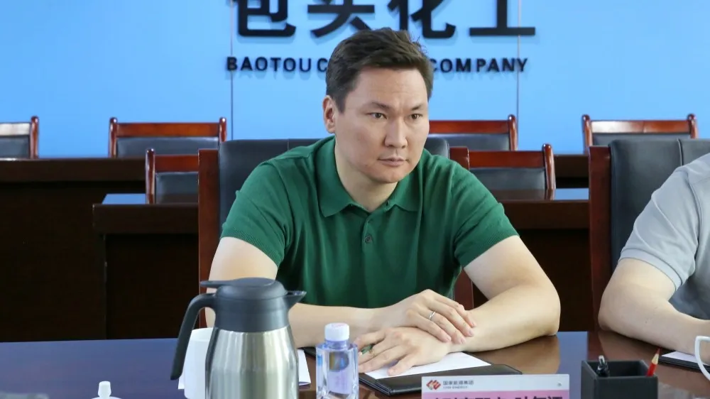 Ержан Елекеев в Пекине, в бытность главой Kazakh Invest, на фоне китайских иероглифов