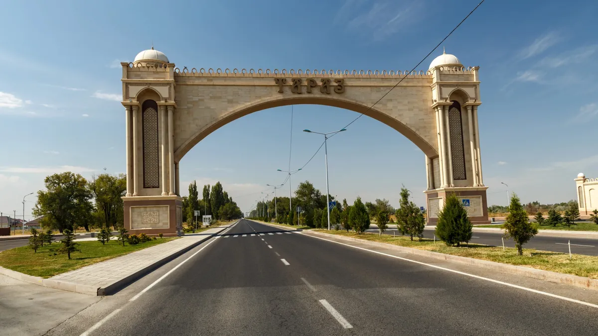 В Таразе землетрясение ощущалось силой 3 балла Тараз, Казахстан - 14 сентября 2019 года: Входная арка в город Тараз. Въезд в город . — Фото автора