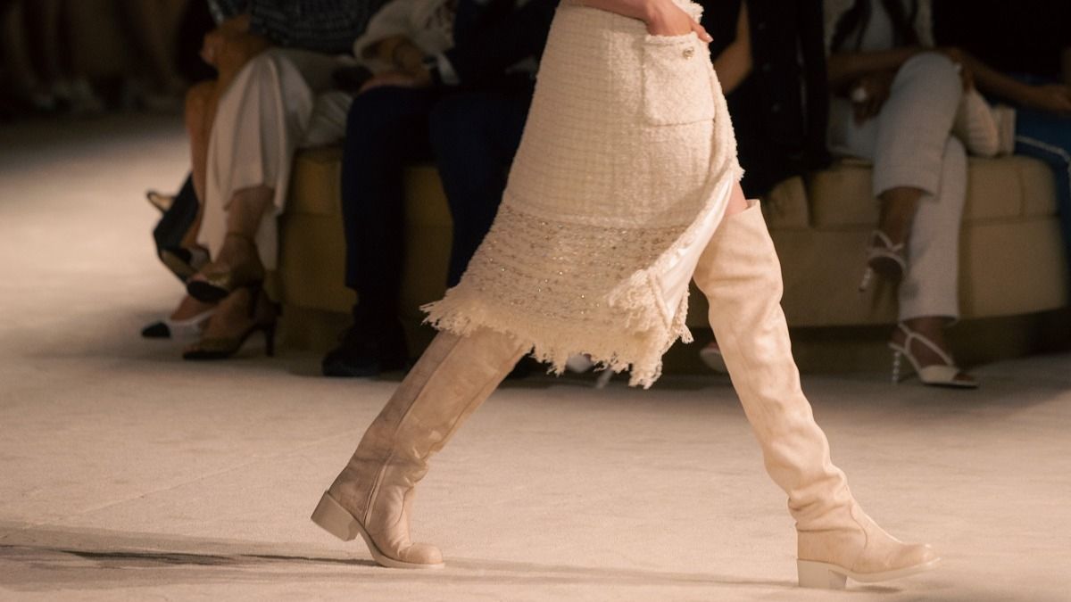 Ноги в сапогах, модель Chanel на подиуме