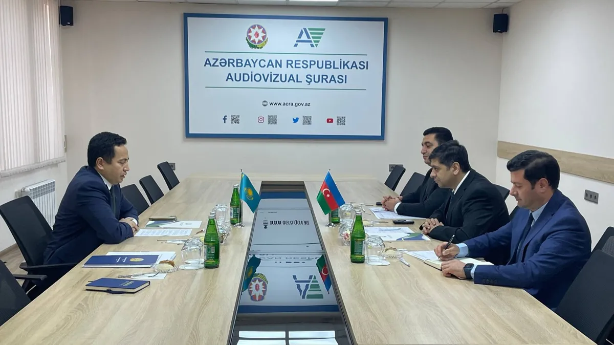 Посол Казахстана в Баку Алим Байель на встрече с главой Аудиовизуального совета Азербайджана Исметом Саттаровым