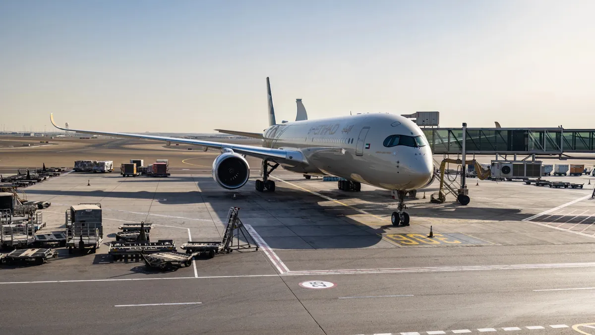 Самолет Etihad Airways на взлетно-посадочной полосе международного аэропорта Абу-Даби Абу-Даби, ОАЭ - апрель 2022: Самолеты Etihad Airways на взлетно-посадочной полосе международного аэропорта Абу-Даби на рассвете. Etihad Airways - вторая флагманская авиакомпания Объединенных Арабских Эмиратов. — Фото автора