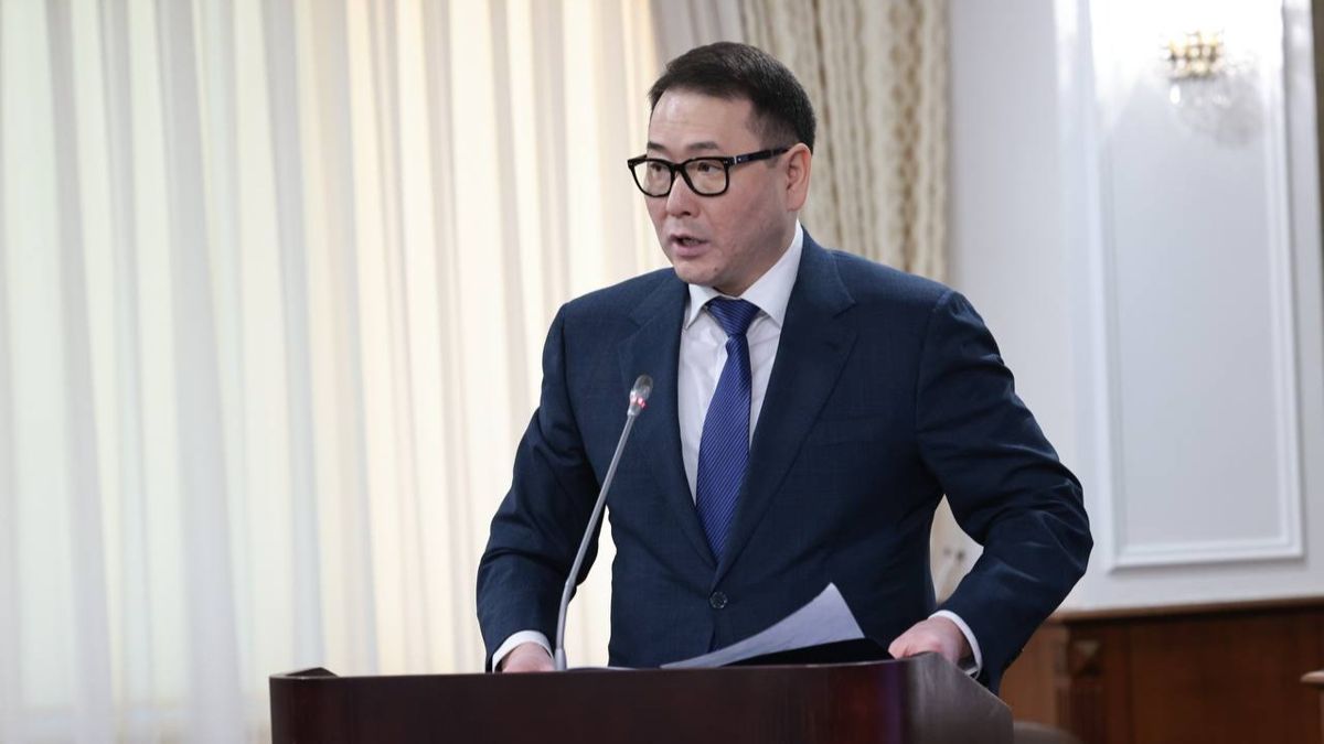 Арман Шаккалиев Арман Шаккалиев на трибуне, на заседании правительства