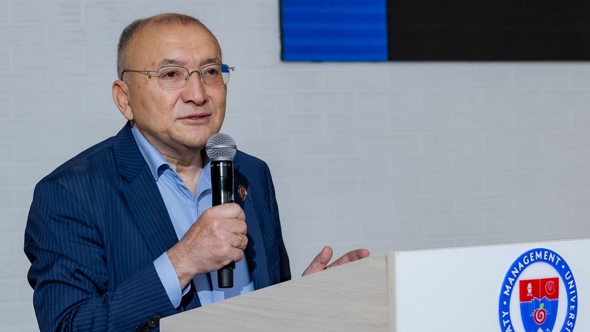 Асылбек Кожахметов Асылбек Кожахметов с микрофоном на трибуне