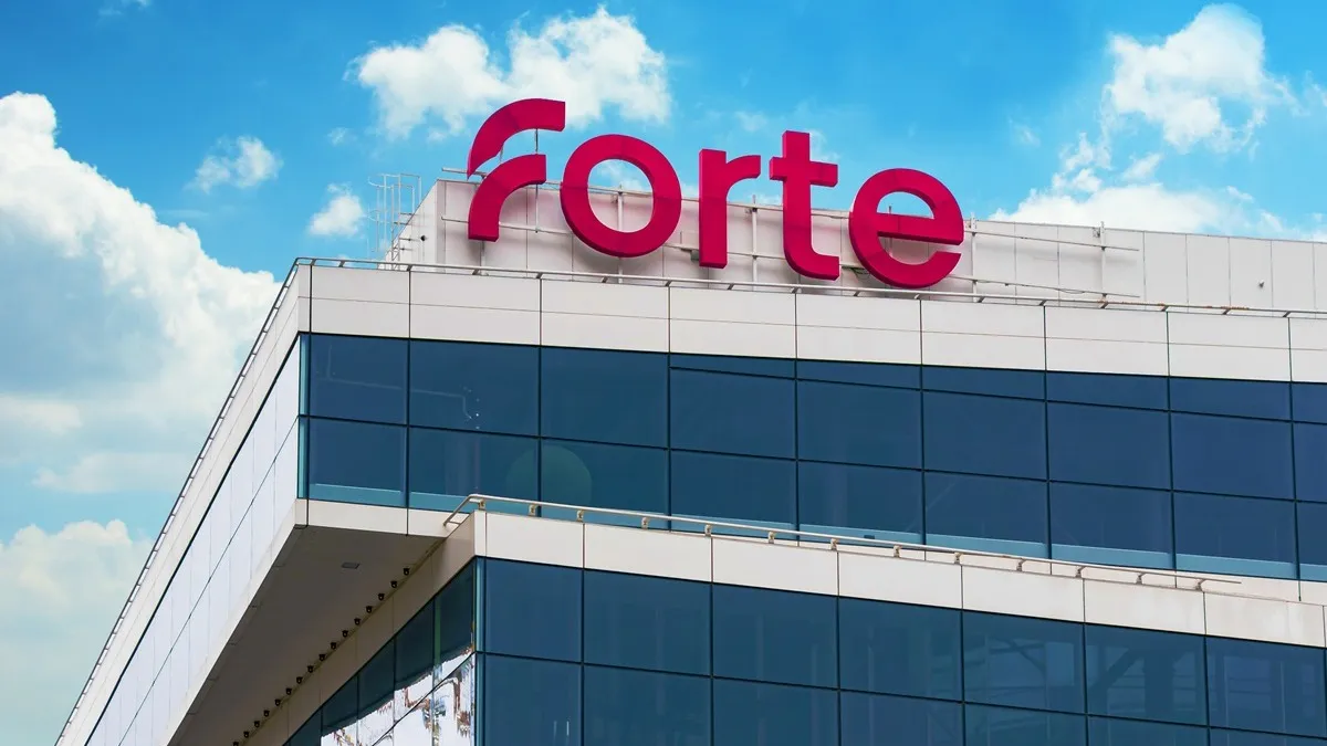 Здание ForteBank летом