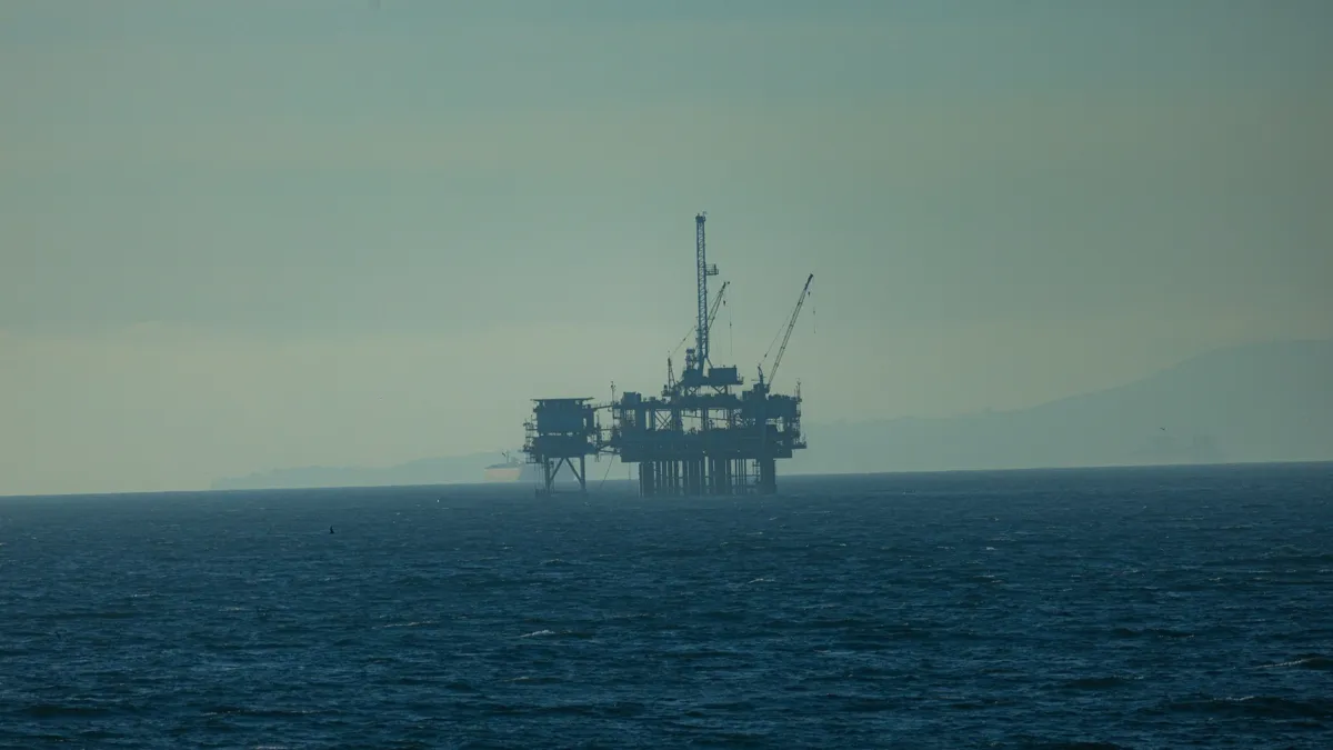 Нефтяная вышка, платформа в море