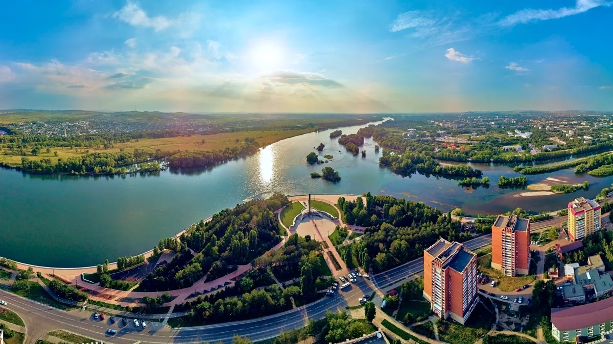 Усть-Каменогорск с воздуха Красивый футуристический панорамный (360 сферическая панорама маленькая планета) вид с воздуха на город Усть-Каменогорск