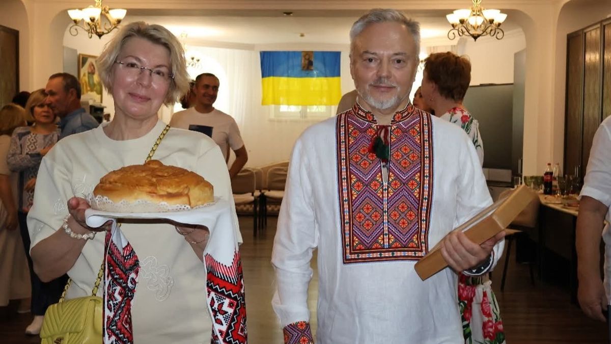 Виктор Майко с женой Оленой во время знакомства с украинцами, проживающими в Казахстане Виктор Майко с женой Оленой во время знакомства с украинцами, проживающими в Казахстане, женщина держит в руках каравай