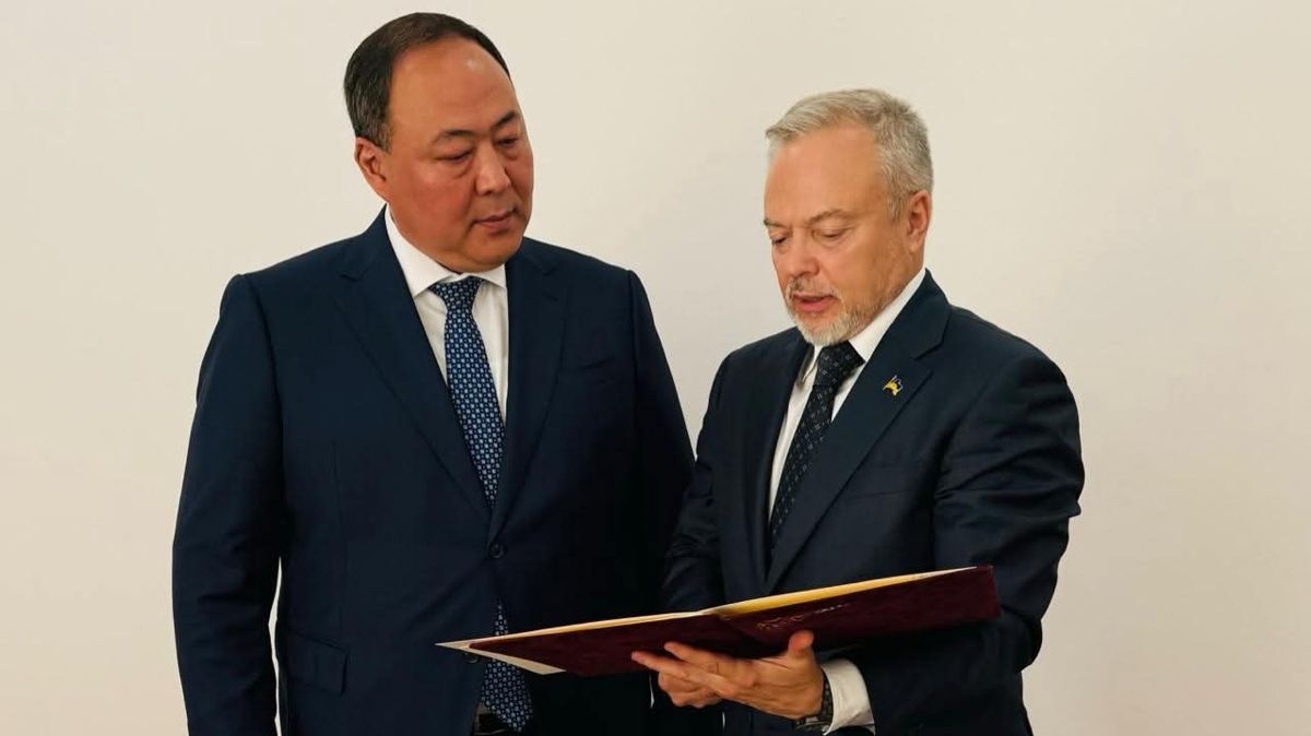 Заместитель министра иностранных дел Казахстана Ермухамет Конуспаев принимает от Виктора Майко копии верительных грамот Заместитель министра иностранных дел Казахстана Ермухамет Конуспаев принимает от Виктора Майко копии верительных грамот