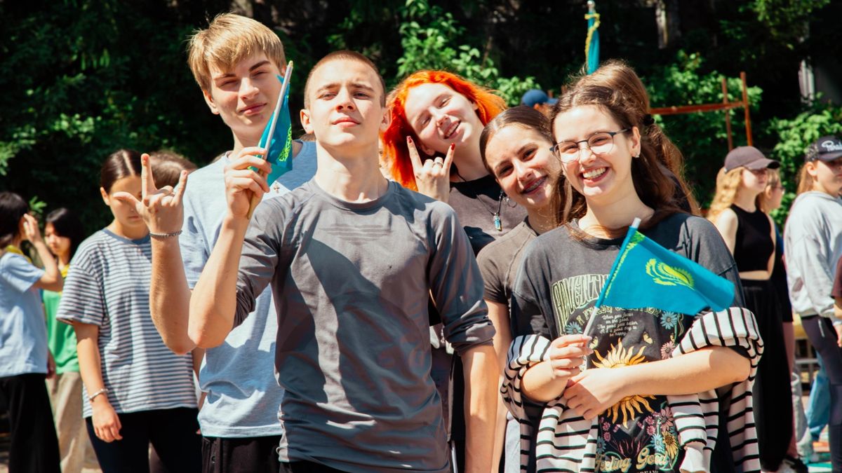 Дети из Украины в казахстанском лагере Дети из Украины с казахстанскими флажками в руках
