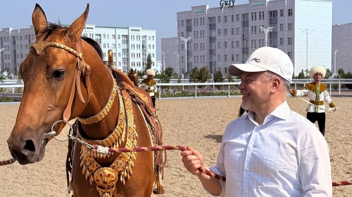 Виктор Майко в Туркменистане. Ахалтекинская порода лошадей — национальное достояние страны. Виктор Майко в Туркменистане, с лошадью, ахалтекинцем