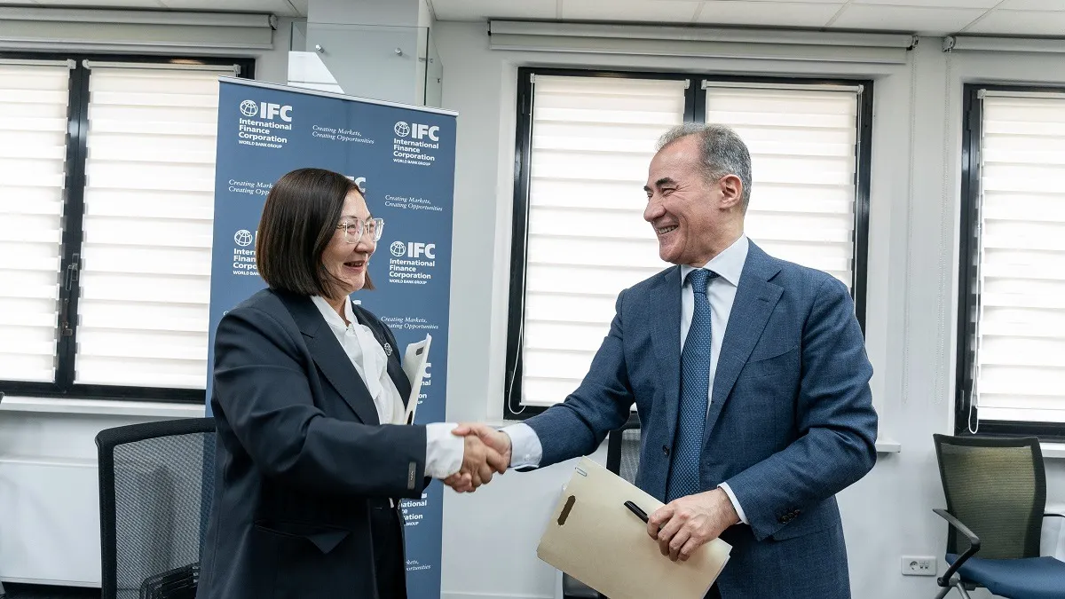 Жанна Жакупова, CEO АКФ, и Зафар Хашимов, руководитель IFC в Казахстане, на подписании соглашения Жанна Жакупова, CEO АКФ, и Зафар Хашимов, руководитель IFC в Казахстане, на подписании соглашения