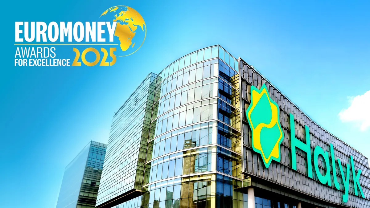 Банк в очередной раз отмечен изданием Euromoney Здание банка Нalyk с логотипом и логотипом Euromoney