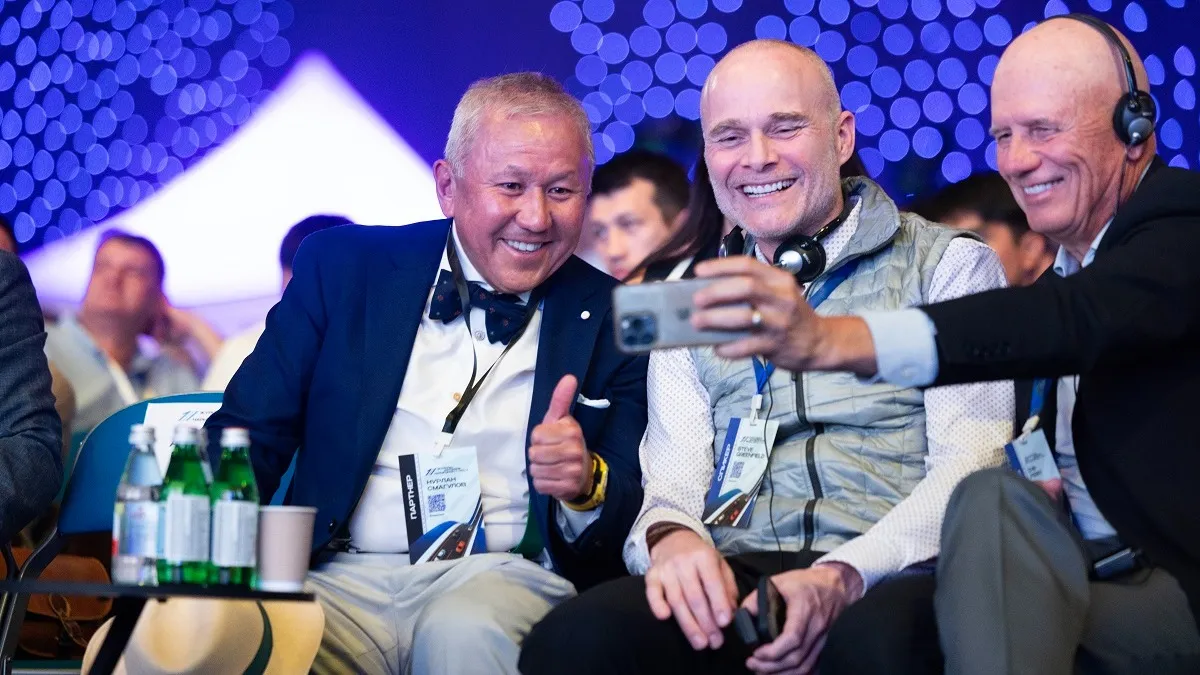 Нурлан Смагулов, основатель Astana Motors; Стив Гринфилд, Automotive Ventures, и Чип Перри, AutoTrader.com (США) на первом аукционе подержанных авто