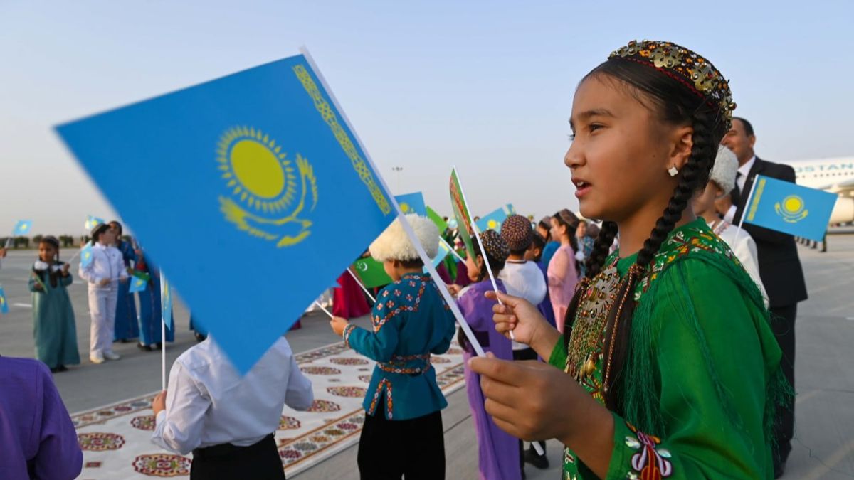 Дети с флагом Казахстана