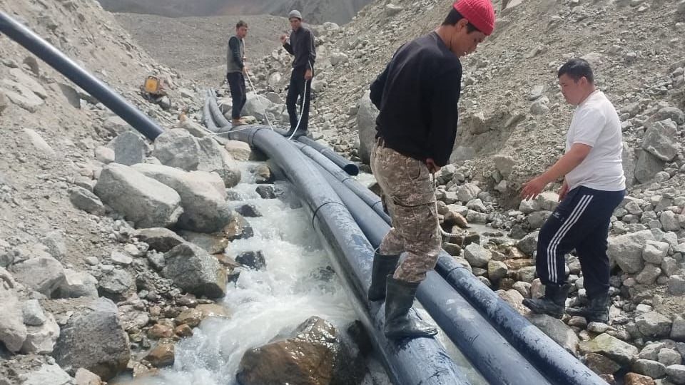 Сброс воды из моренного озера Сброс воды из моренного озера