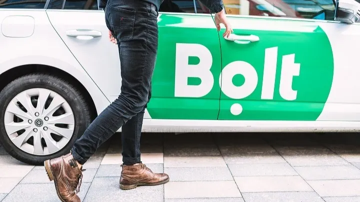 Bolt такси, человек идет к такси 