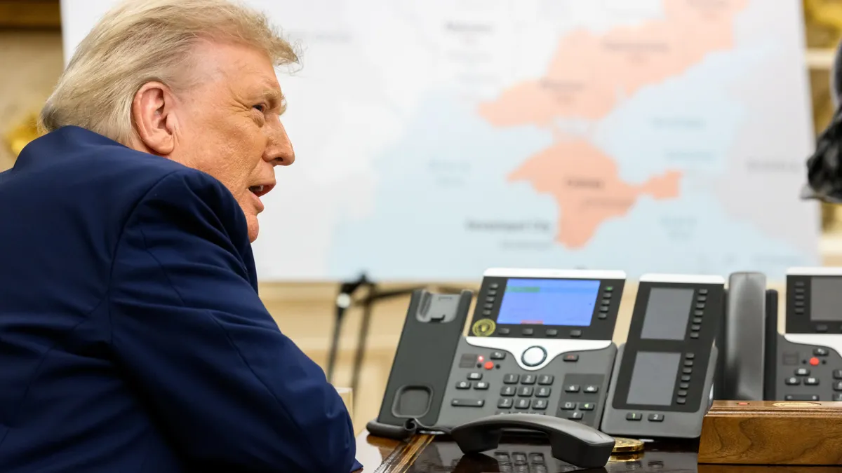 Дональд Трамп говорит по телефону, официальное фото Белого дома