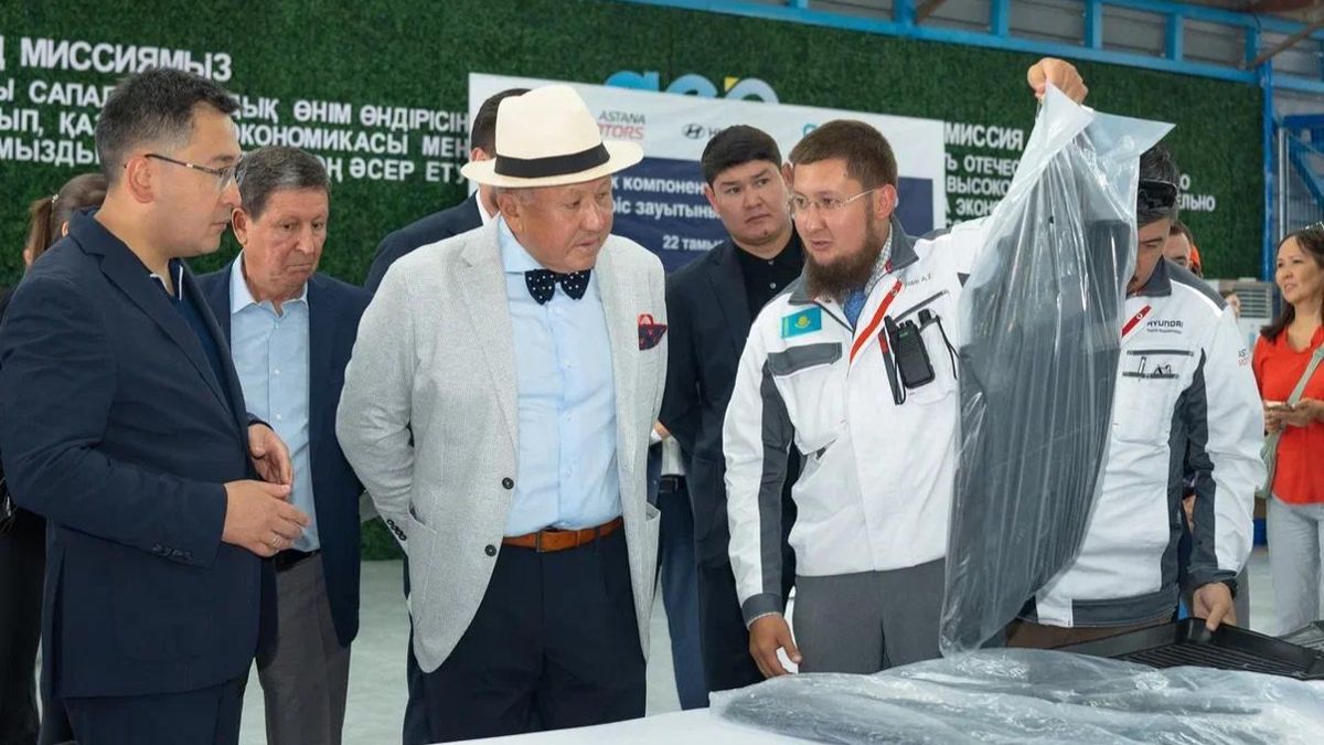 Абылай Джакишев демонстрирует Нурлану Смагулову продукцию завода Абылай Джакишев демонстрирует Нурлану Смагулову продукцию завода