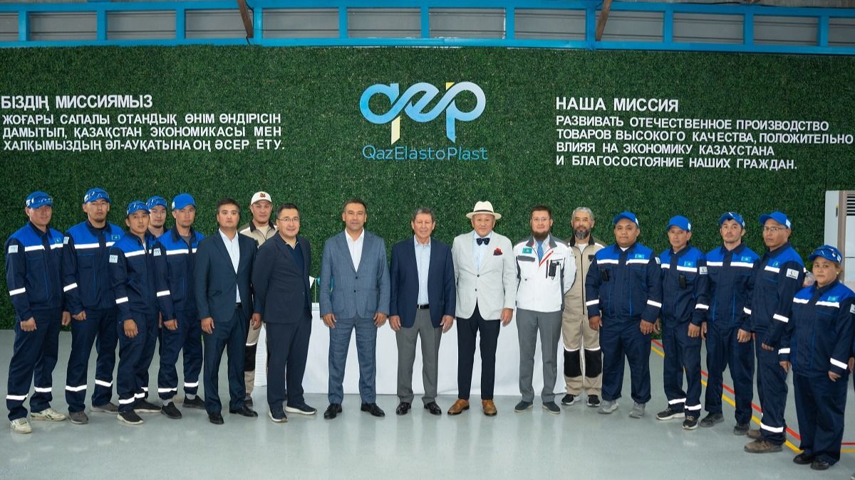 На церемонии запуска завода. групповая фотография