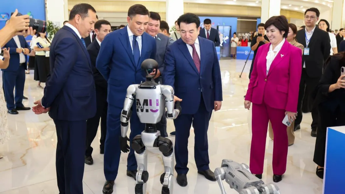 Министр просвещения Гани Бейсембаев (третий слева) на августовской конференции в Шымкенте Министр просвещения Гани Бейсембаев на августовской конференции в Шымкенте здоровается с роботом