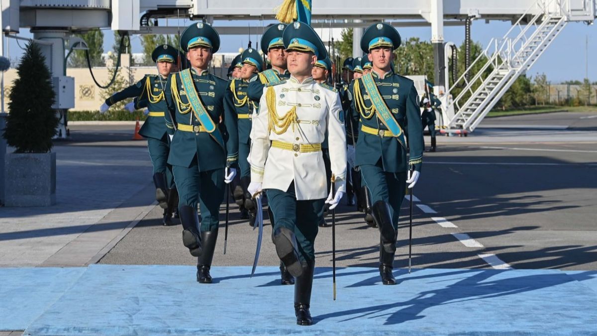 Почетный караул на встрече короля в аэропорту Почетный караул на встрече короля Иордании в аэропорту