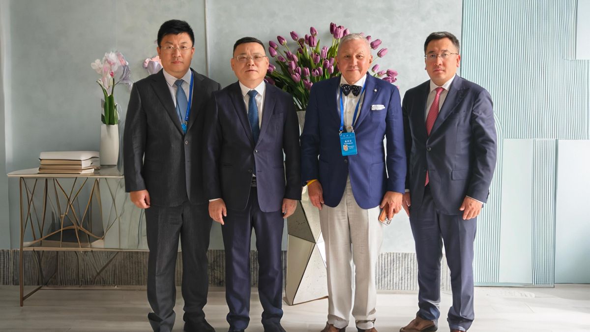 Представители BYD и Astana Motors в Пекине Представители BYD и Astana Motors в Пекине