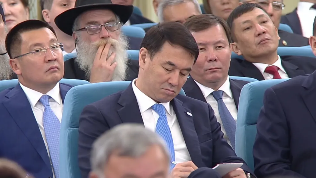 Аким Алматы записывает указания президента по поводу Алатау