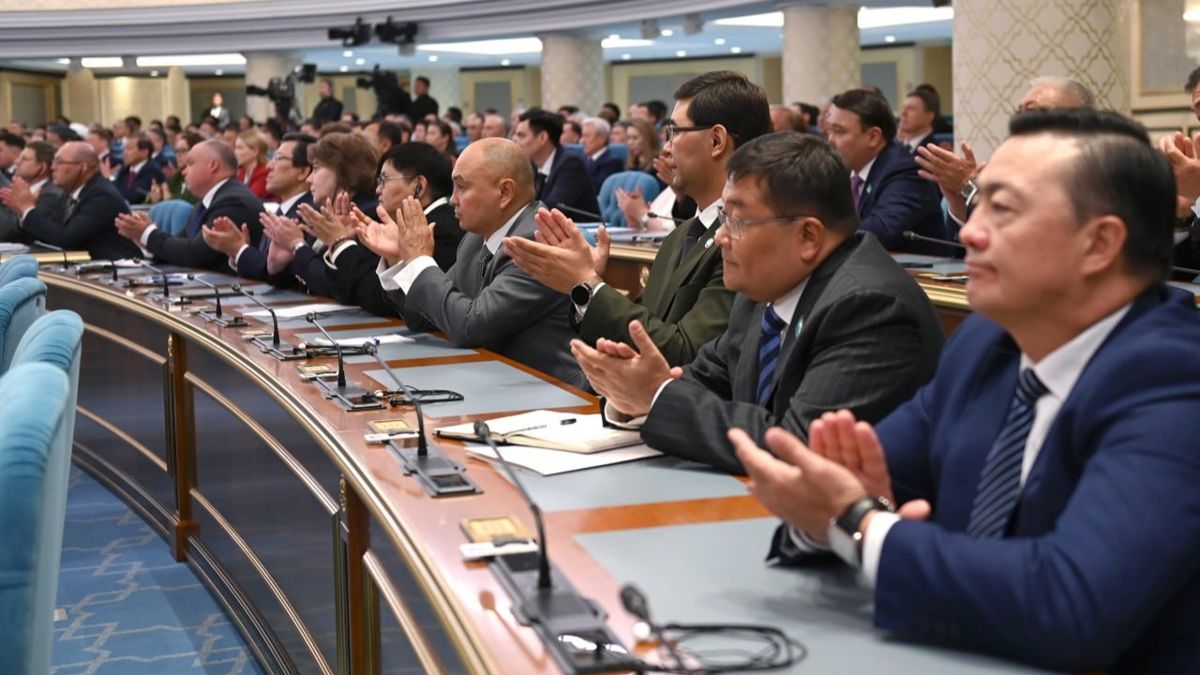 Во время оглашения послания Во время оглашения послания, аплодирующие люди