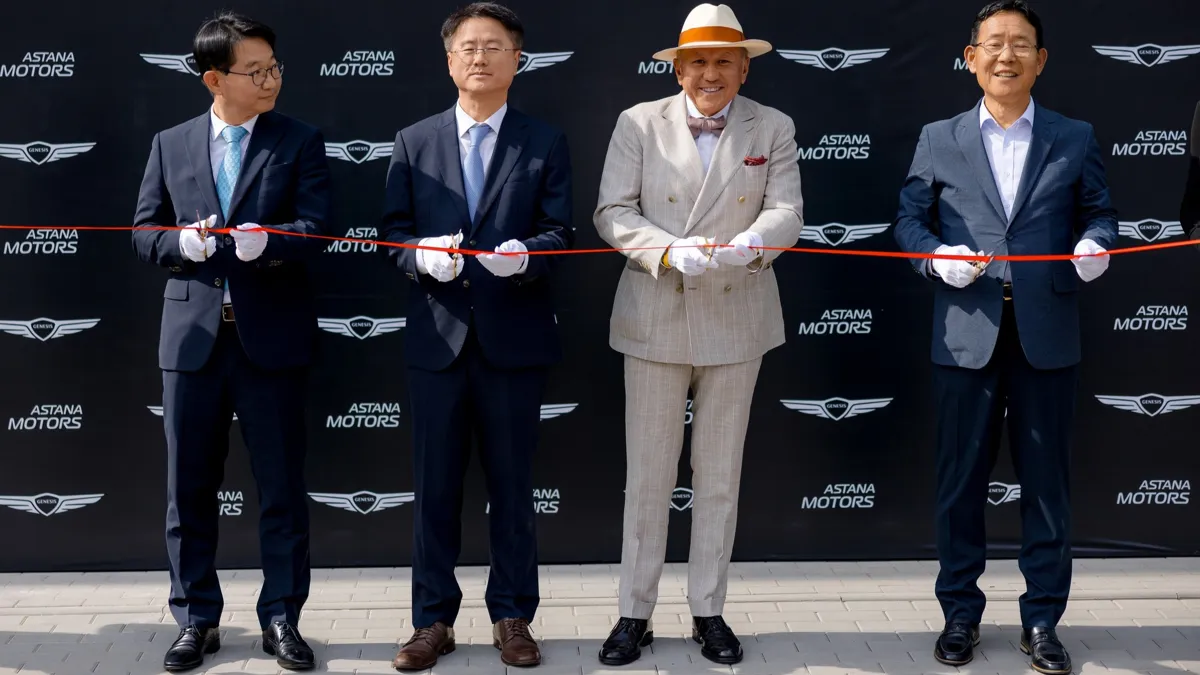 На фото слева направо: вице-президент Hyundai Motor Company, глава офиса управления бизнесом Genesis Чой Ук исполнительный вице-президент Hyundai Motor Company и руководитель подразделения глобальных операций Ли Ёнхо, основатель Astana Motors Нурлан Смагулов, вице-президент Hyundai Motor Company О Ыккюн