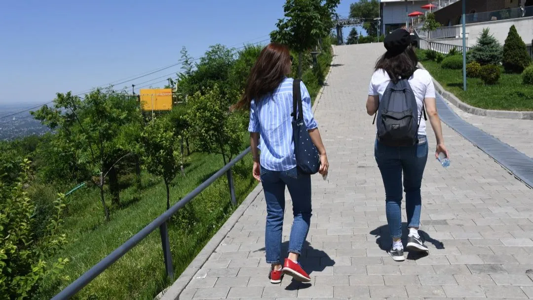 «Тропа здоровья» в алматинском парке «Кок Тобе», туристы на Кок-Тобе, гора Кок-Еюбе