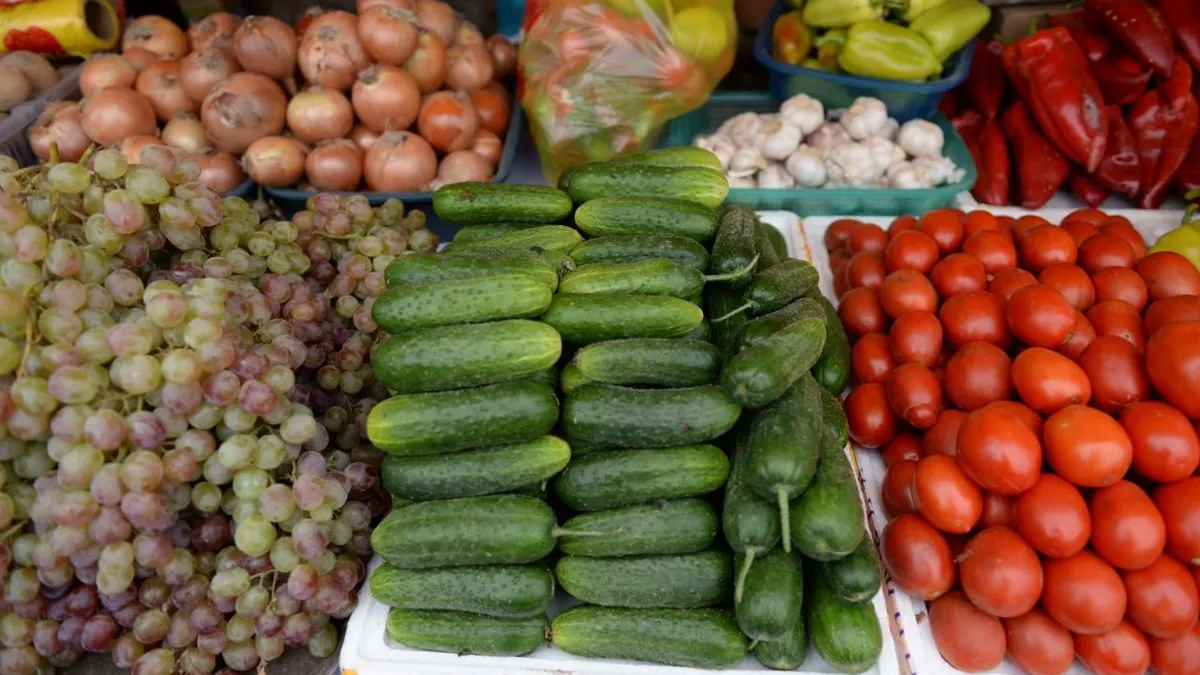 Овощи на ярмарке Алматы, помидоры, огурцы продукты, цены на продукты