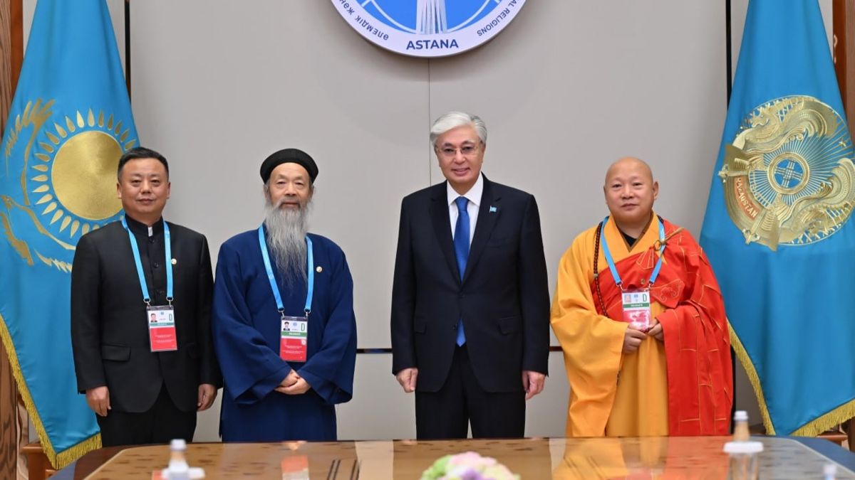 Президент Касым-Жомарт Токаев, председатель Всемирной федерации даосизма Ли Гуанфу, заместитель председателя Ассоциации буддистов Китая Цзин Бо и заместитель начальника административного департамента главного управления КНР по делам религий Сунь Вэй.