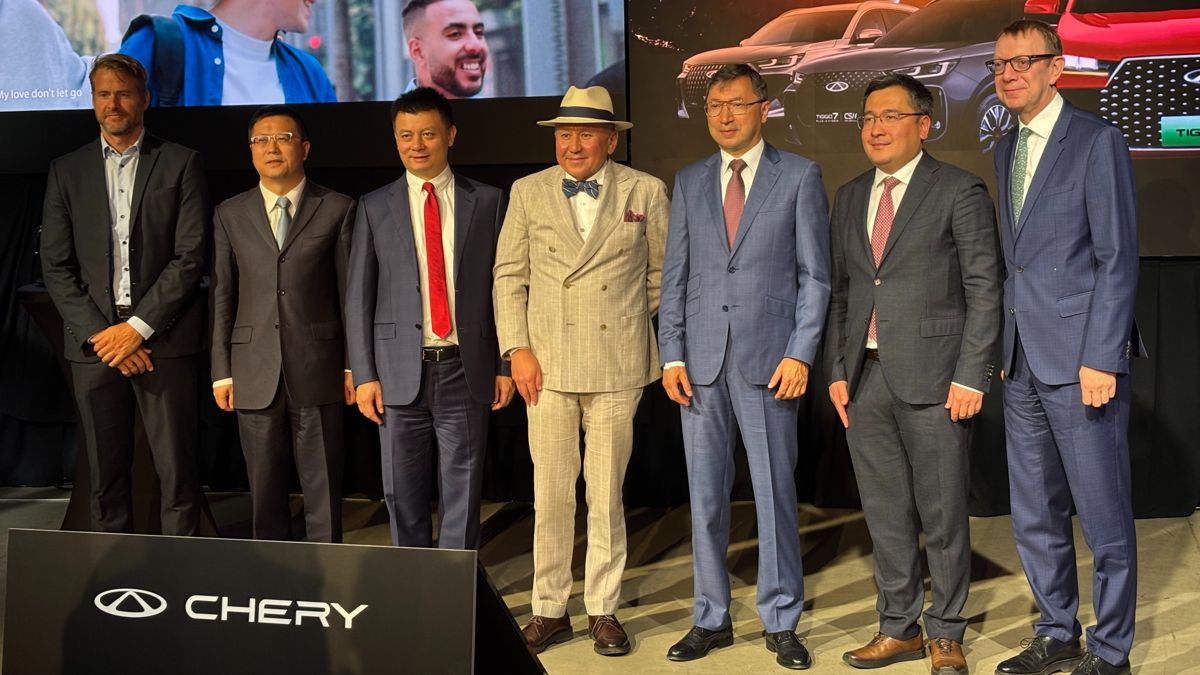 Слева направо: главный инженер Chery Europe R&D Йохен Тютинг, вице-президент Chery Europe Фрэнк Ван, вице-президент Chery International и CEO по региону ЕС Джефф Чжан, основатель Astana Motors Нурлан Смагулов, чрезвычайный и полномочный посол РК в ЧР Бакыт Дюсенбаев, CEO Astana Motors Бекнур Несипбаев, член правления Astana Motors Кит Симмонс Официальная презентация Chery в Чехии