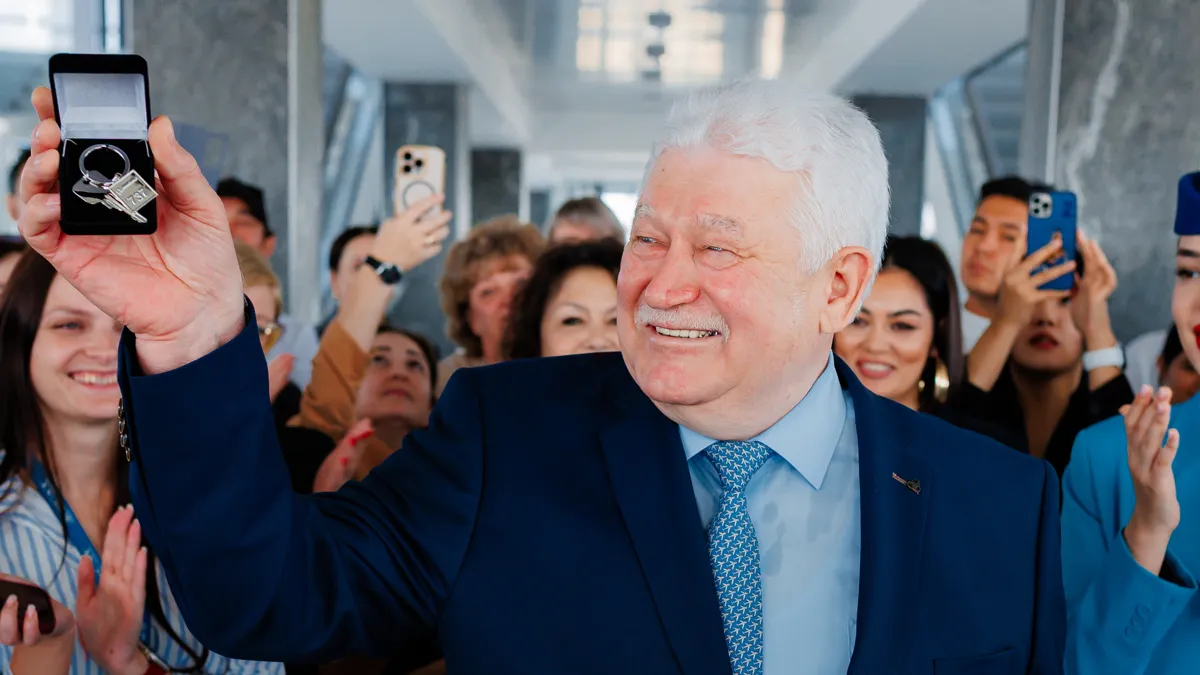 Акционер и президент авиакомпании Scat Владимир Денисов