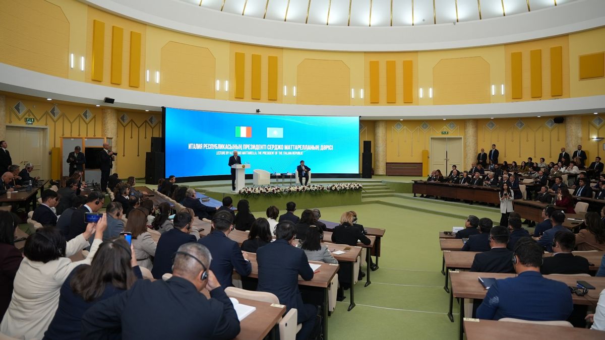 Президент Италии Серджо Маттарелла выступает в Академии госуправления в РК