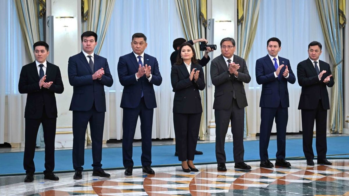 На церемонии запуска железной дороги, люди в костюмах в Акорде
