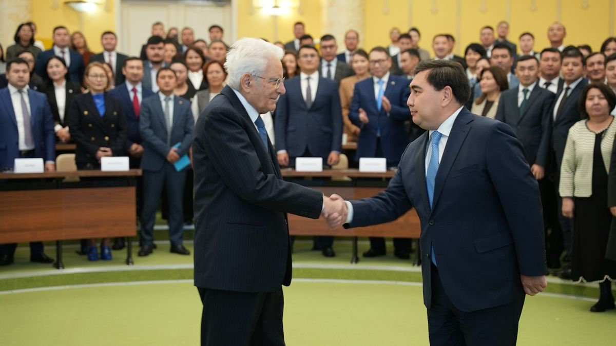 Президент Италии Серджо Маттарелла выступает в Академии госуправления в РК