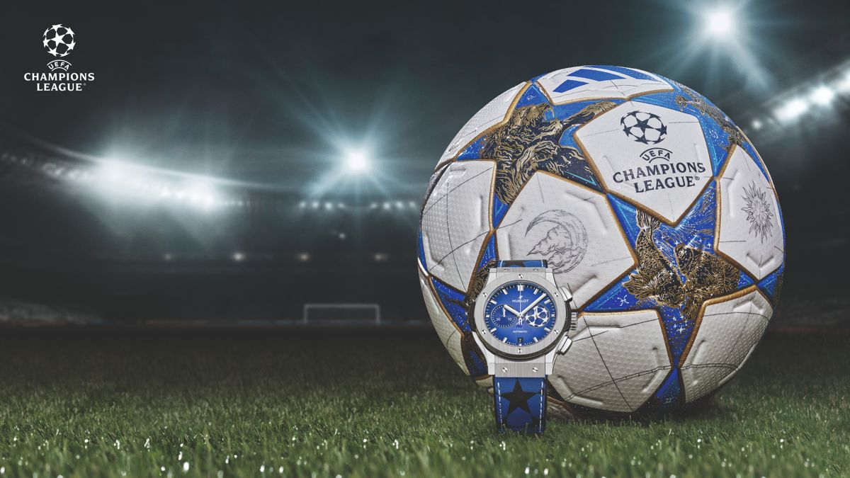 Часы Hublot на фоне футбольного мяча