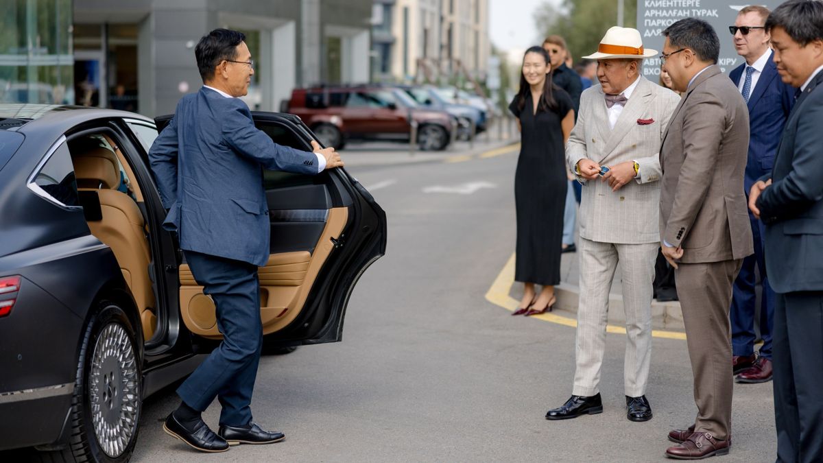 Нурлан Смагулов встречает вице-президента Hyundai Motor Company О Ыккюна на открытии ДЦ Genesis Almaty