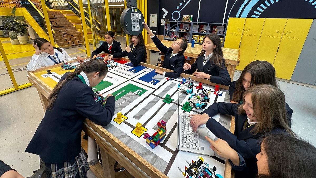В классе Sci-Tech Hub, класс по робототехнике