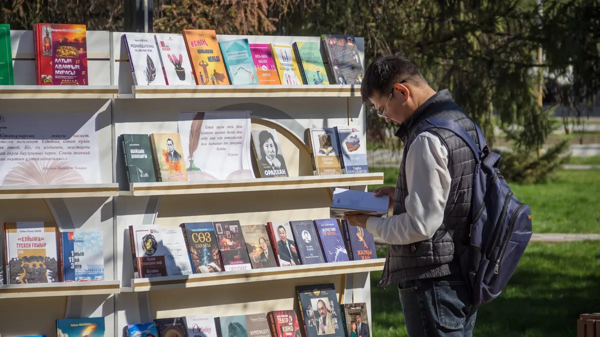 книги, казахский язык, чтение, Казахстан, мужчина с книгой