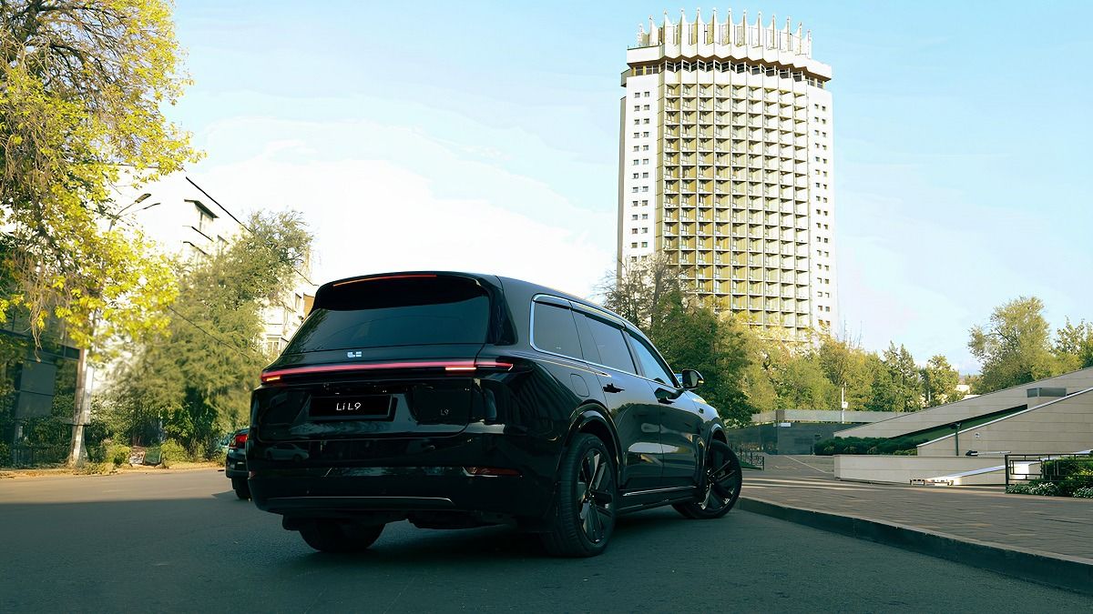 Автомобиль бренда Li Auto Автомобиль бренда Li Auto на фоне гостиницы «Казахстан»
