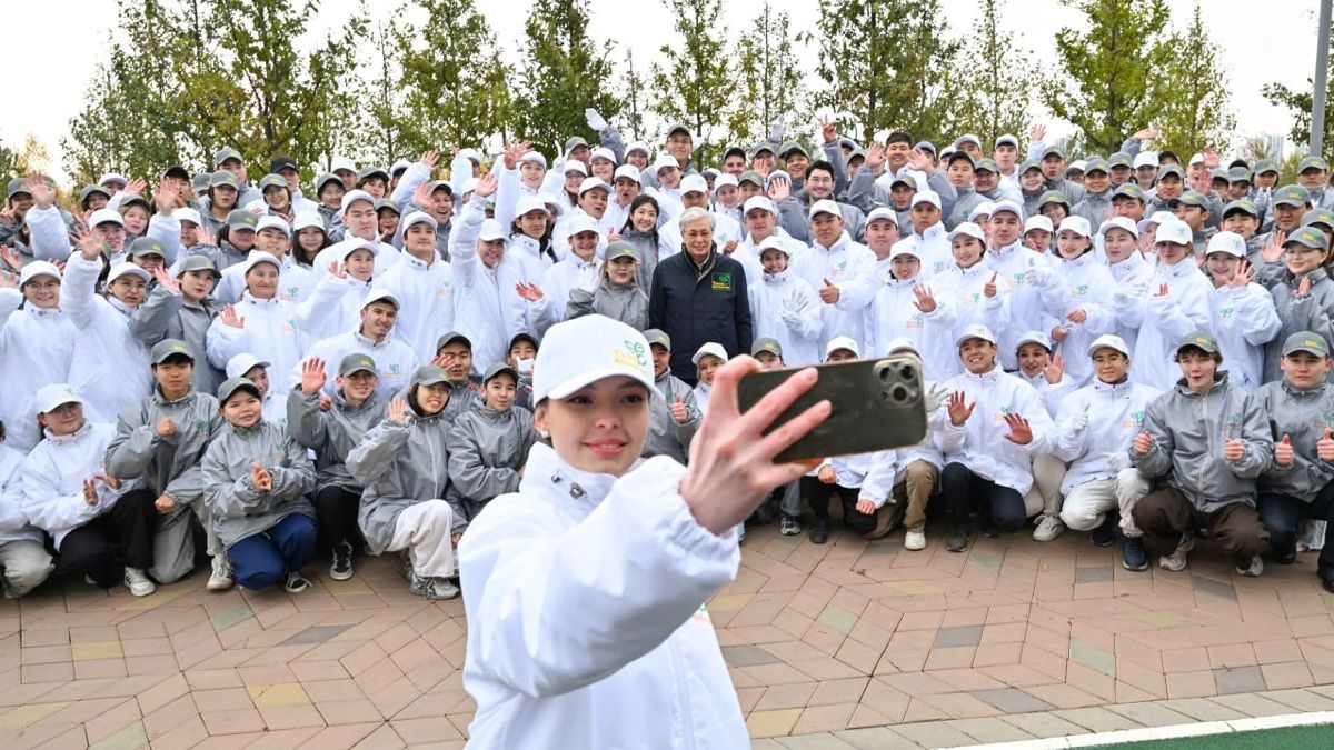 Президент с волонтерами-экоактивистами Фото президента с волонтерами-экоактивистами