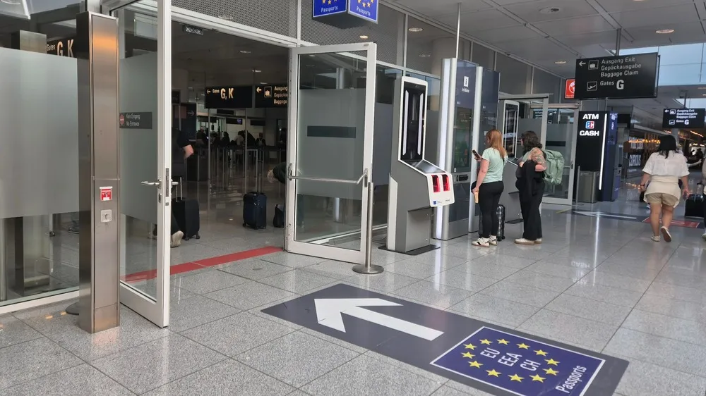 Зал паспортного контроля для иностранных путешественников в аэропорту Мюнхена Зал паспортного контроля для иностранных путешественников в аэропорту Мюнхена MUC