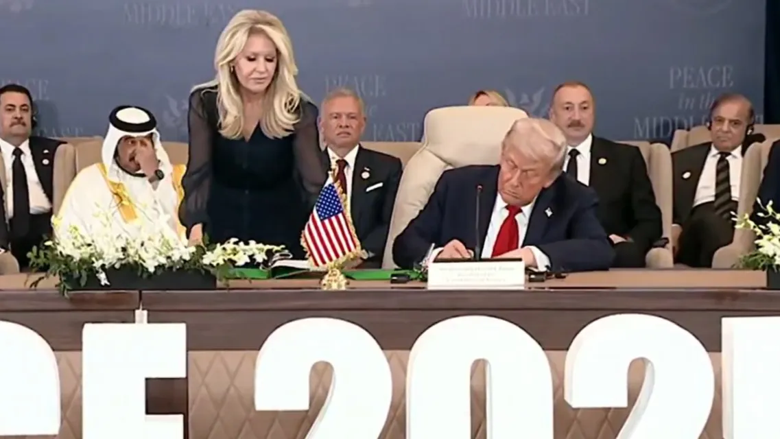 Дональд Трамп подписывает соглашение