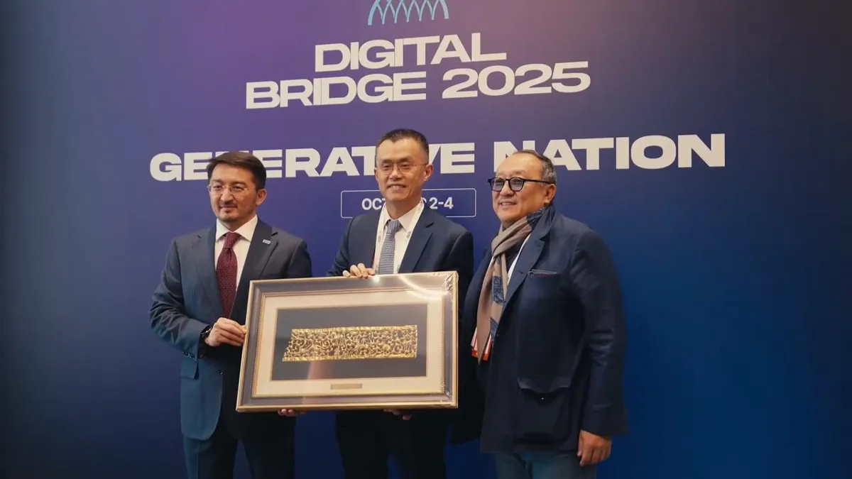 Жаслан Мадиев, Чанпен Чжао и Вячеслав Ким встречаются на Digital Bridge в начале октября 2025 года в Астане Жаслан Мадиев, Чанпен Чжао и Вячеслав Ким встречаются на Digital Bridge в начале октября 2025 года в Астане