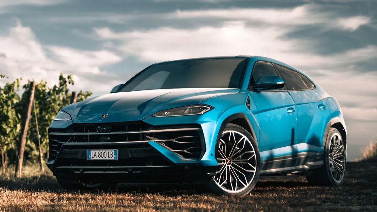 Одна из моделей Lamborghini Urus PHEV Lamborghini Super SUV, автомобиль на природе