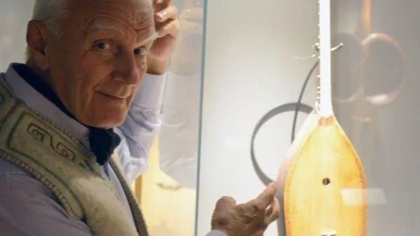 Юрий Аравин с домброй