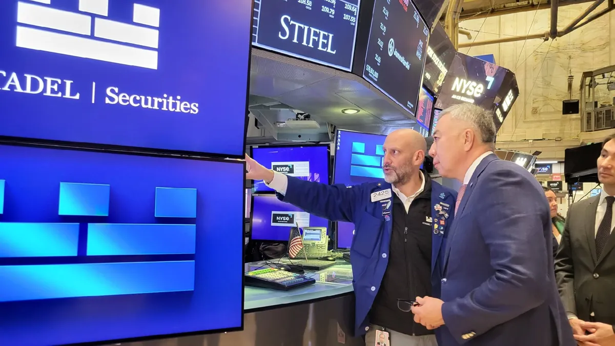 Серик Жумангарин в торговом зале NYSE Серик Жумангарин в торговом зале NYSE