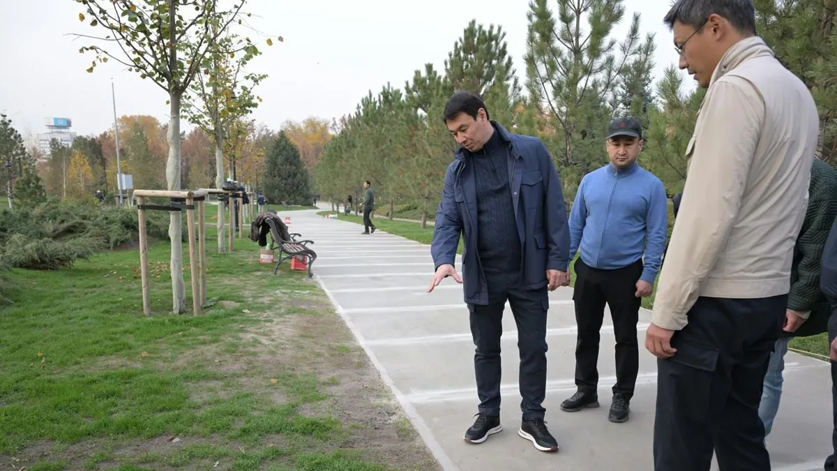 Дархан Сатыбалды в сквере на пр. Назарбаева Дархан Сатыбалды в сквере на пр. Назарбаева, на месте резиденции, октябрь 2025